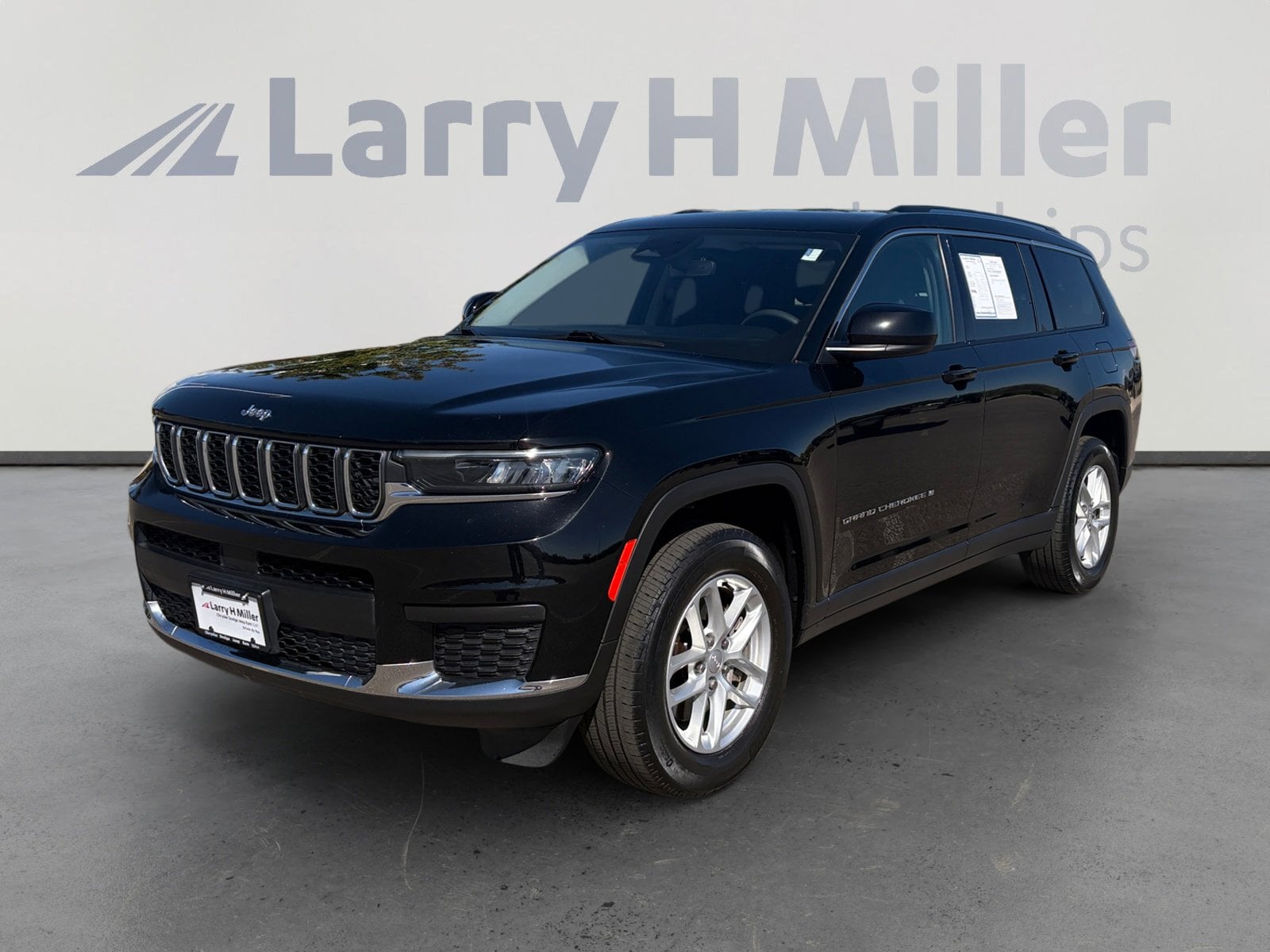2023 Jeep Grand Cherokee L Laredo 4x4's photo