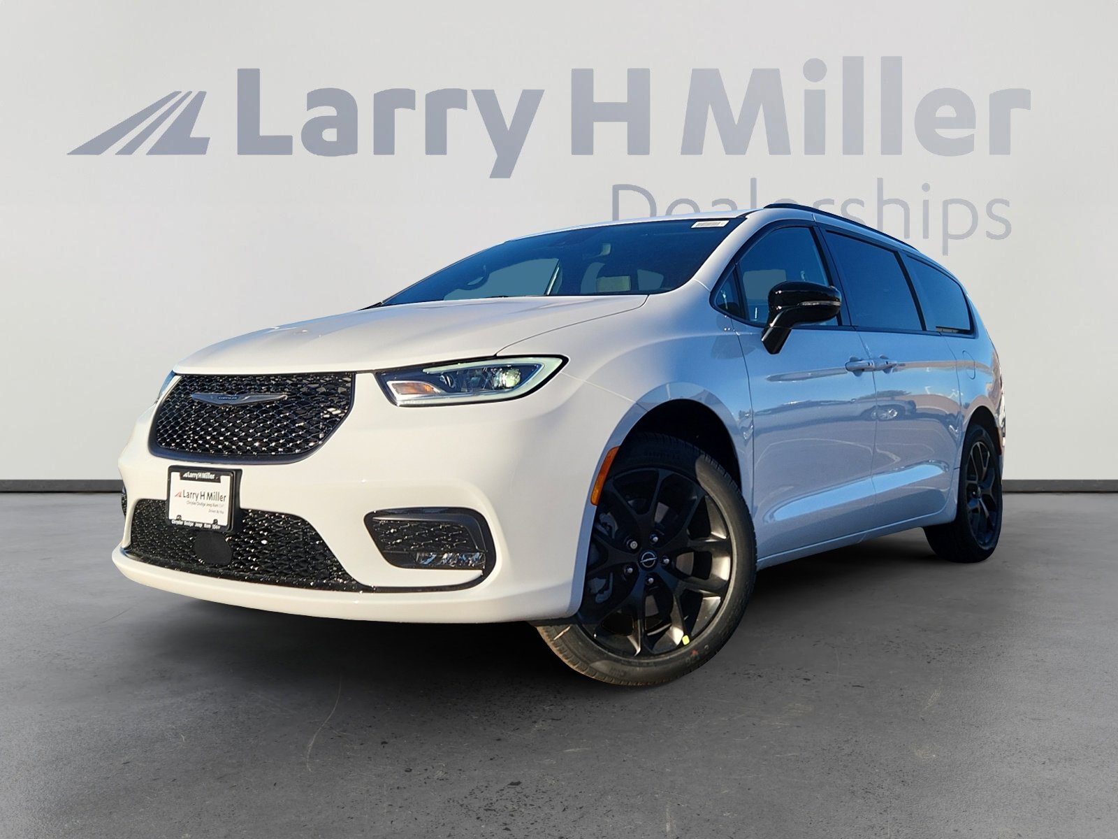 2026 Chrysler Pacifica Select's photo