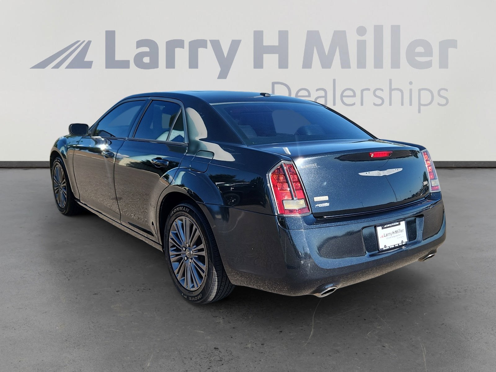 2014 Chrysler 300 C Luxury photo 2