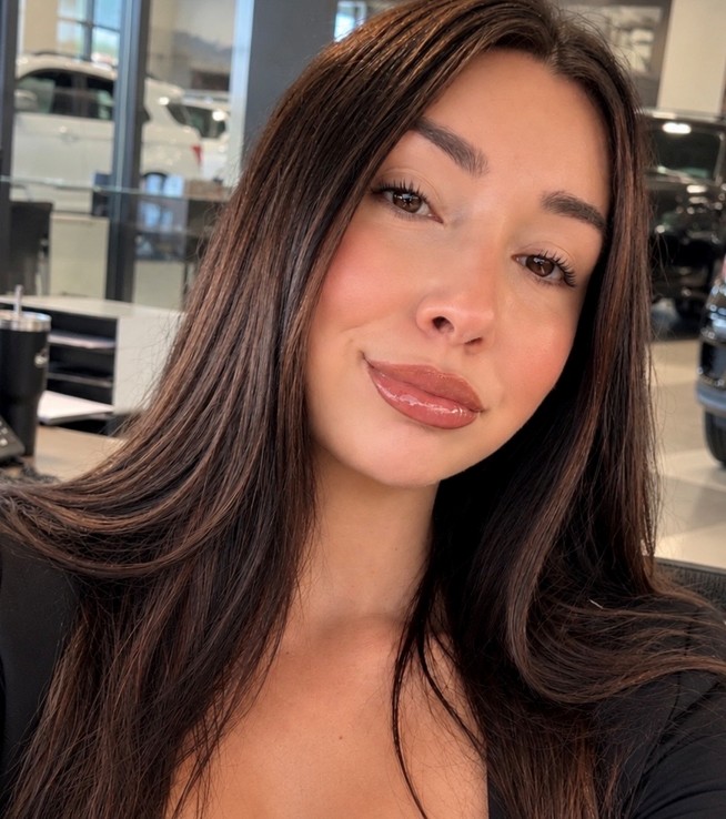 Staff member Adriyana Davoud from ID_9b5cb1950b6a