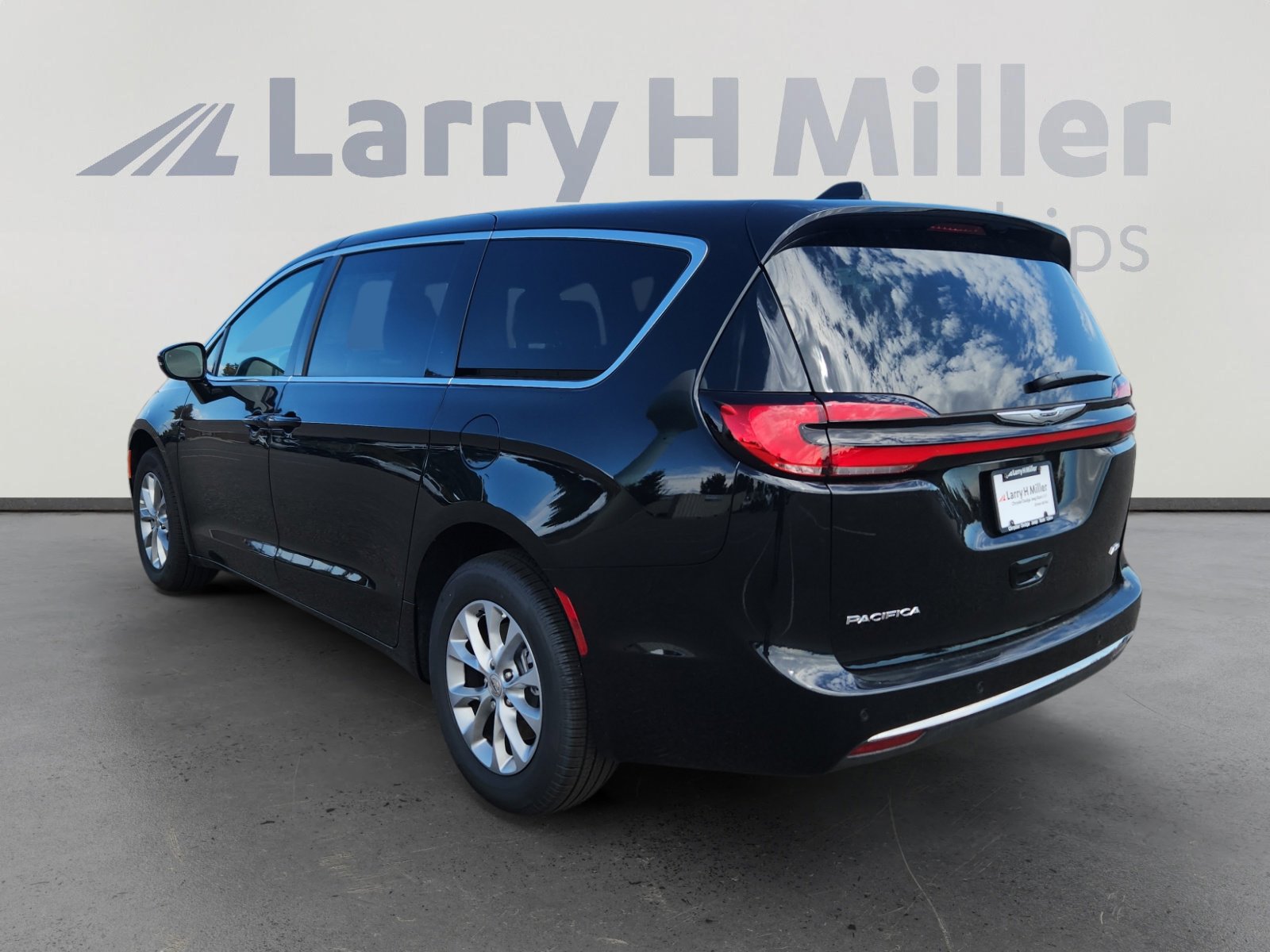 2025 Chrysler Pacifica photo 4