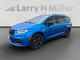 New 2026 Chrysler Pacifica Limited Passenger Van Denver, CO