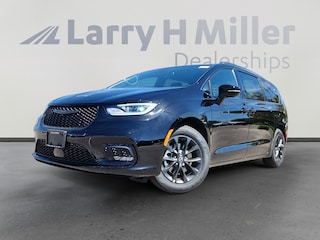 New 2025 Chrysler Pacifica Select Passenger Van Denver, CO
