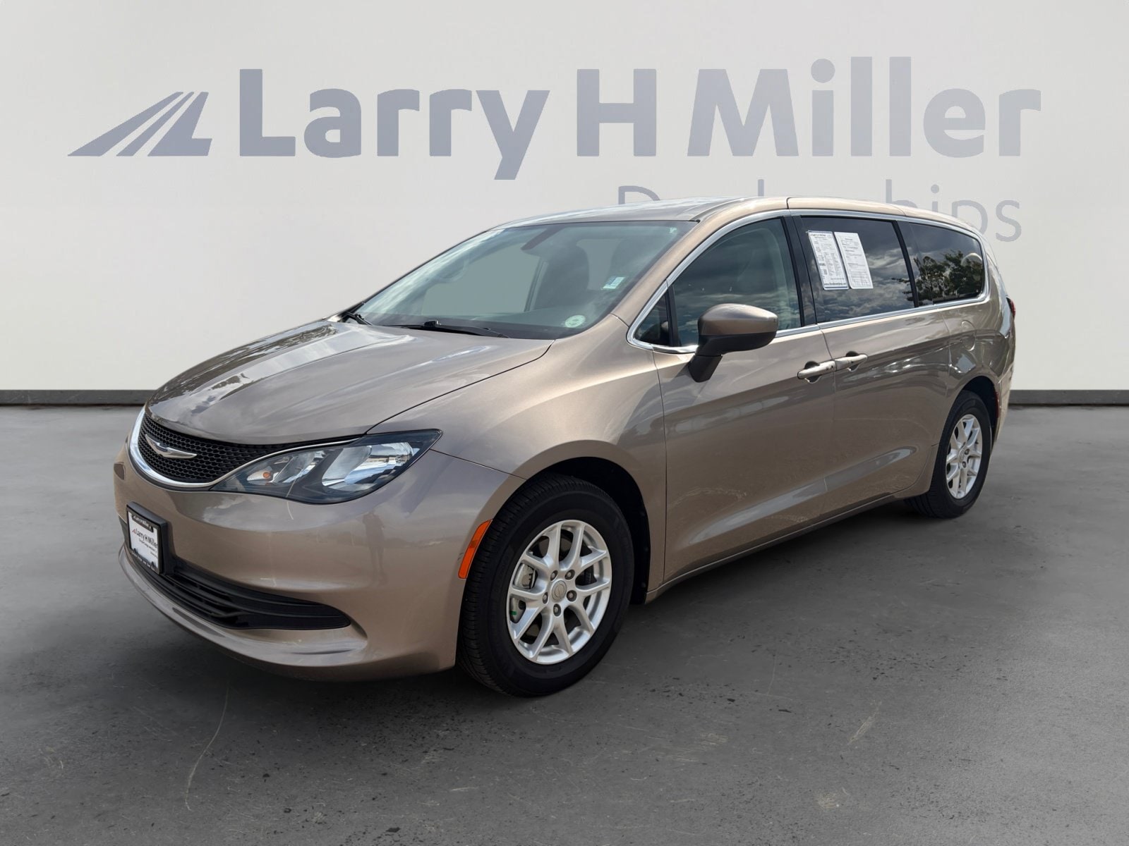 2017 Chrysler Pacifica Touring's photo