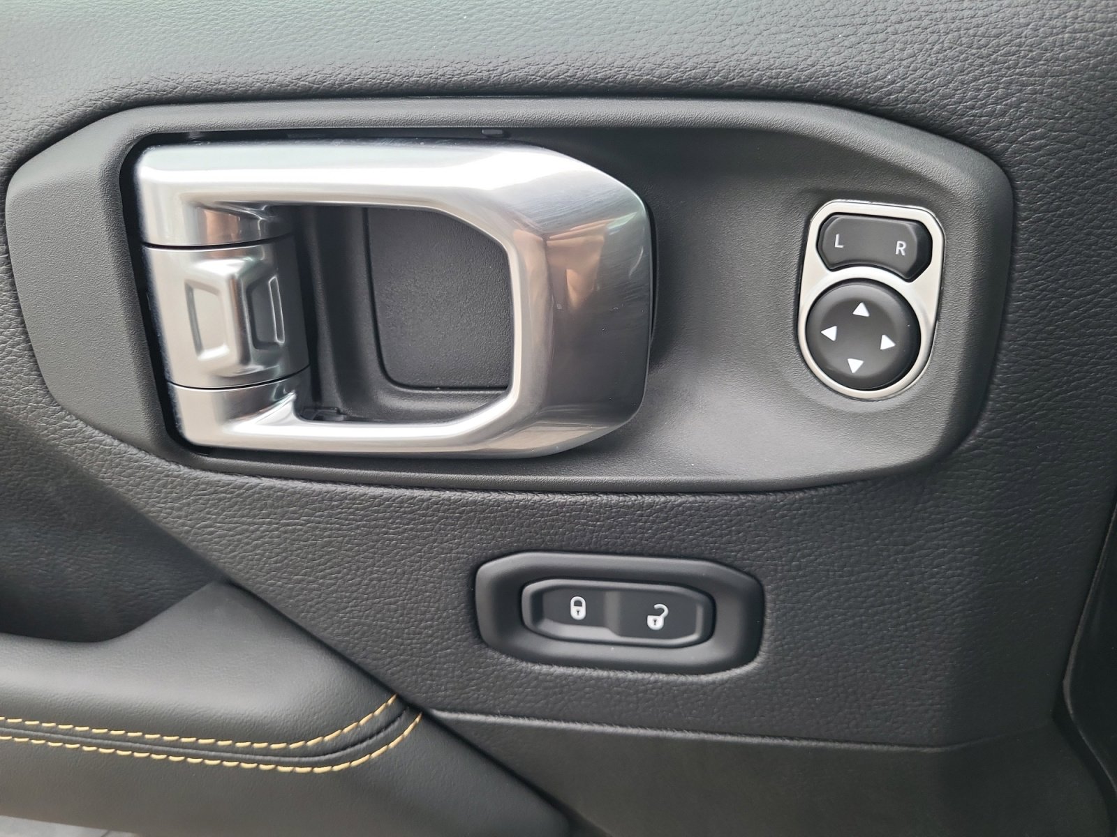 2025 Jeep Wrangler 4-Door Sahara - Photo 15