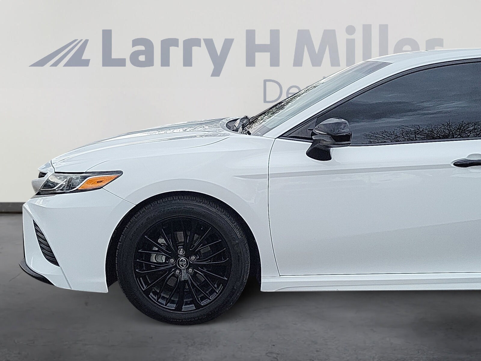 2020 Toyota Camry SE photo 3