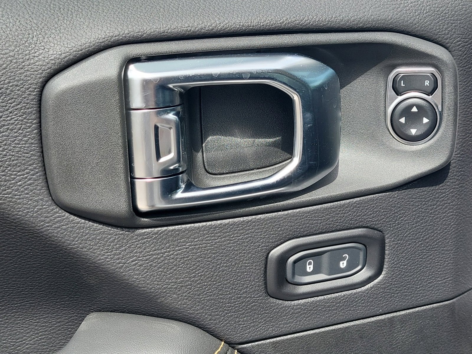 2025 Jeep Wrangler 4-Door Sahara - Photo 21