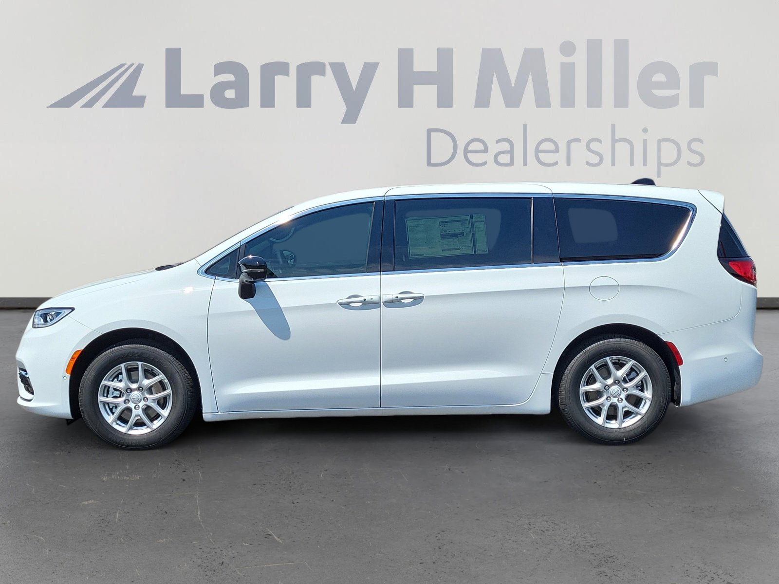 2025 Chrysler Pacifica photo 4