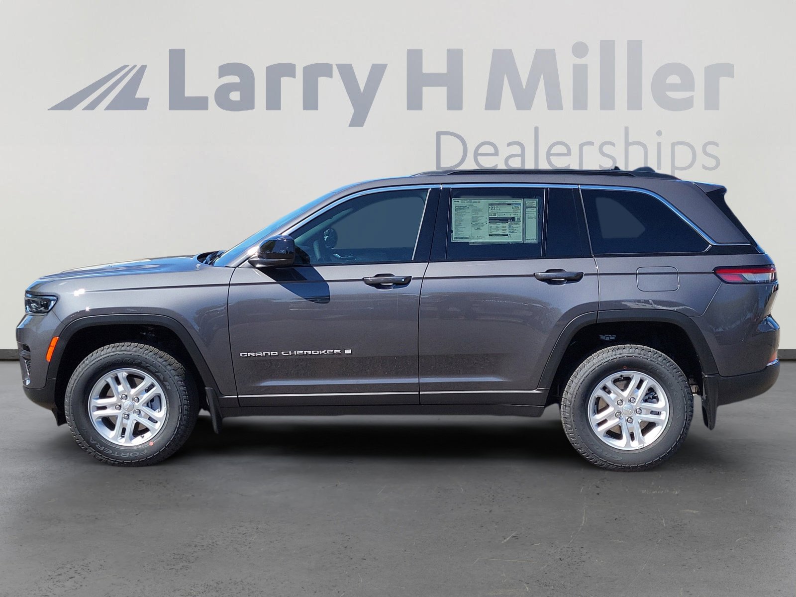 2025 Jeep Grand Cherokee Laredo Altitude photo 4