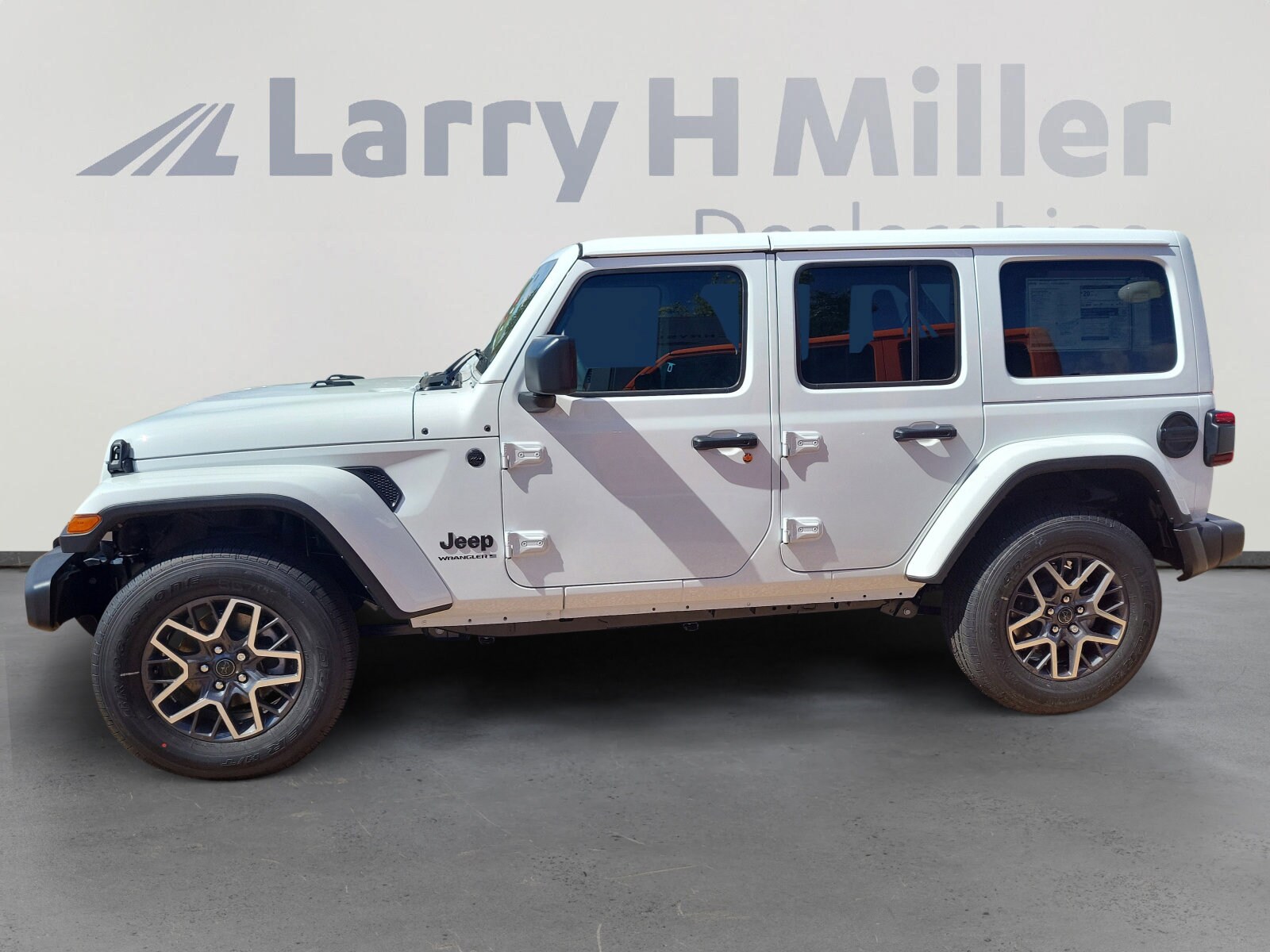 2025 Jeep Wrangler Sahara photo 4