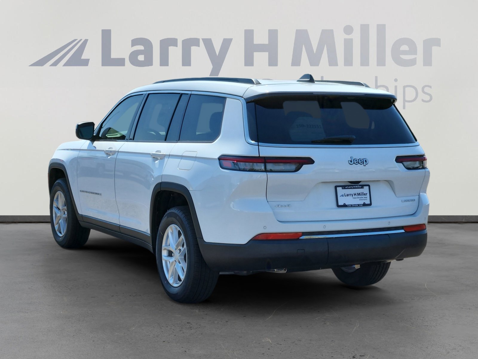 2025 Jeep Grand Cherokee Laredo photo 4