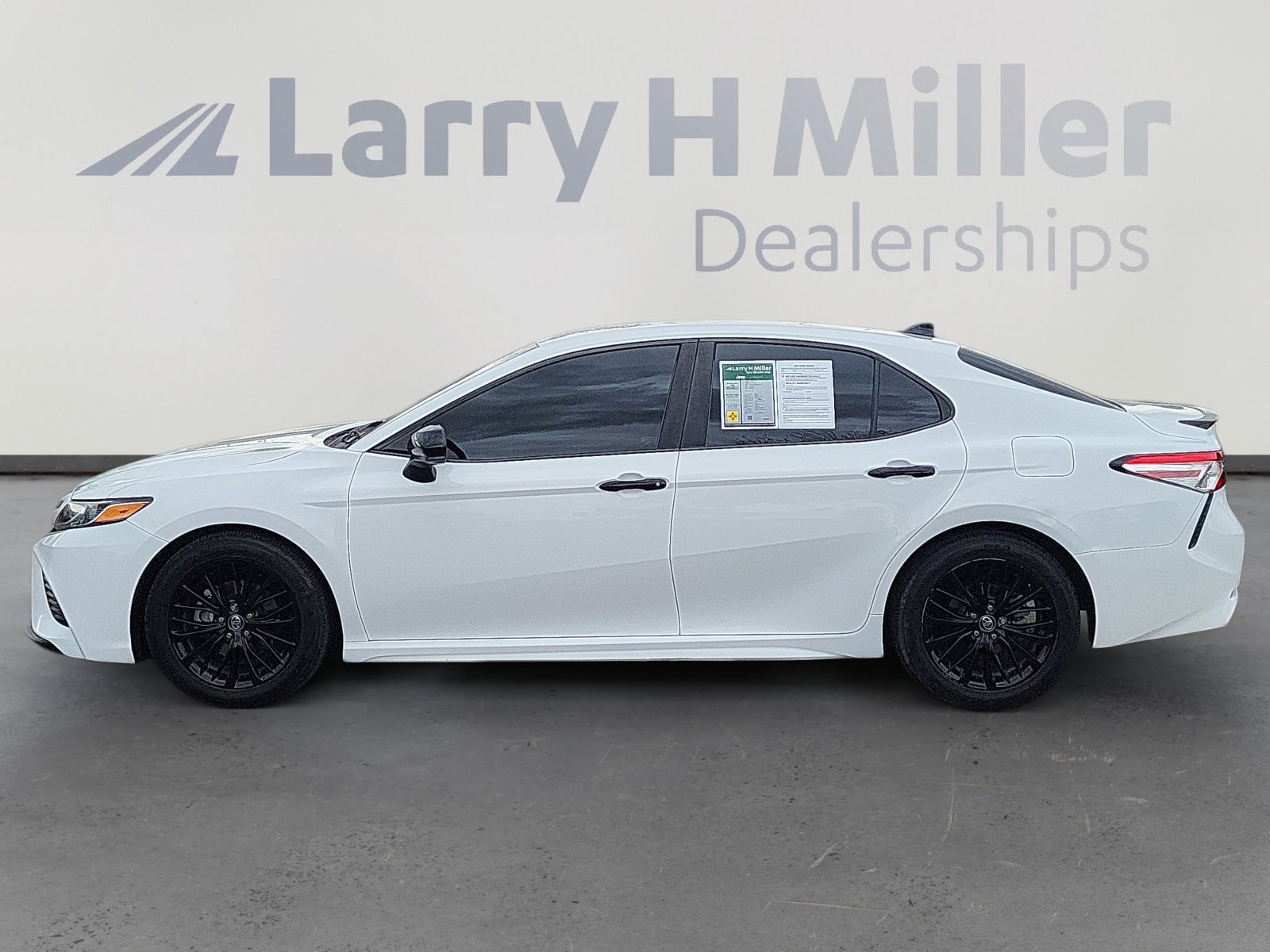 2020 Toyota Camry SE photo 4