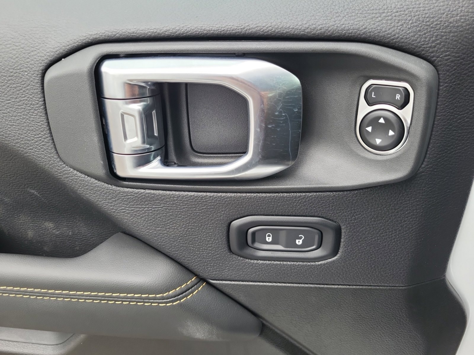 2025 Jeep Wrangler 4-Door Sahara - Photo 15