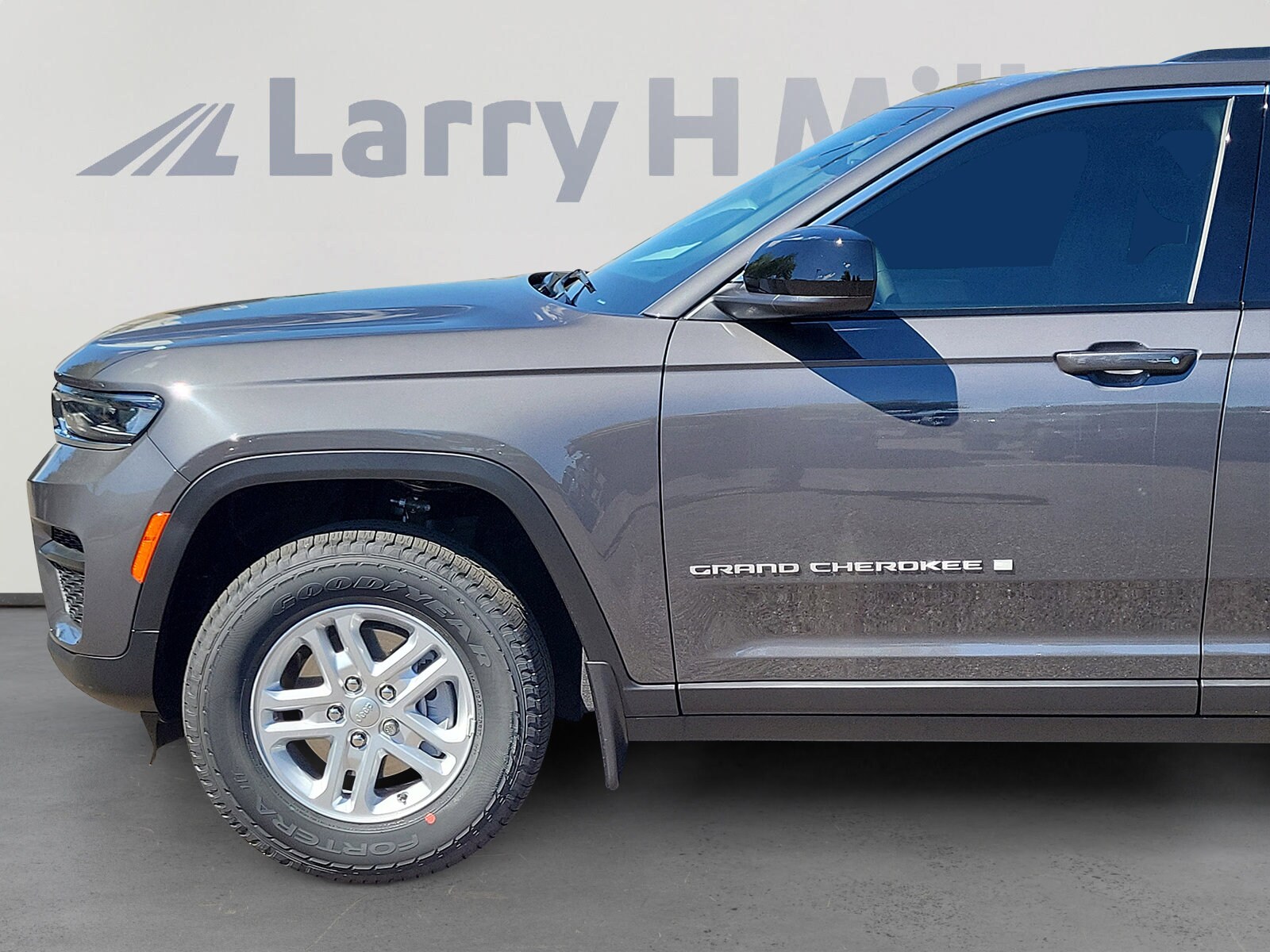 2025 Jeep Grand Cherokee Laredo Altitude photo 3