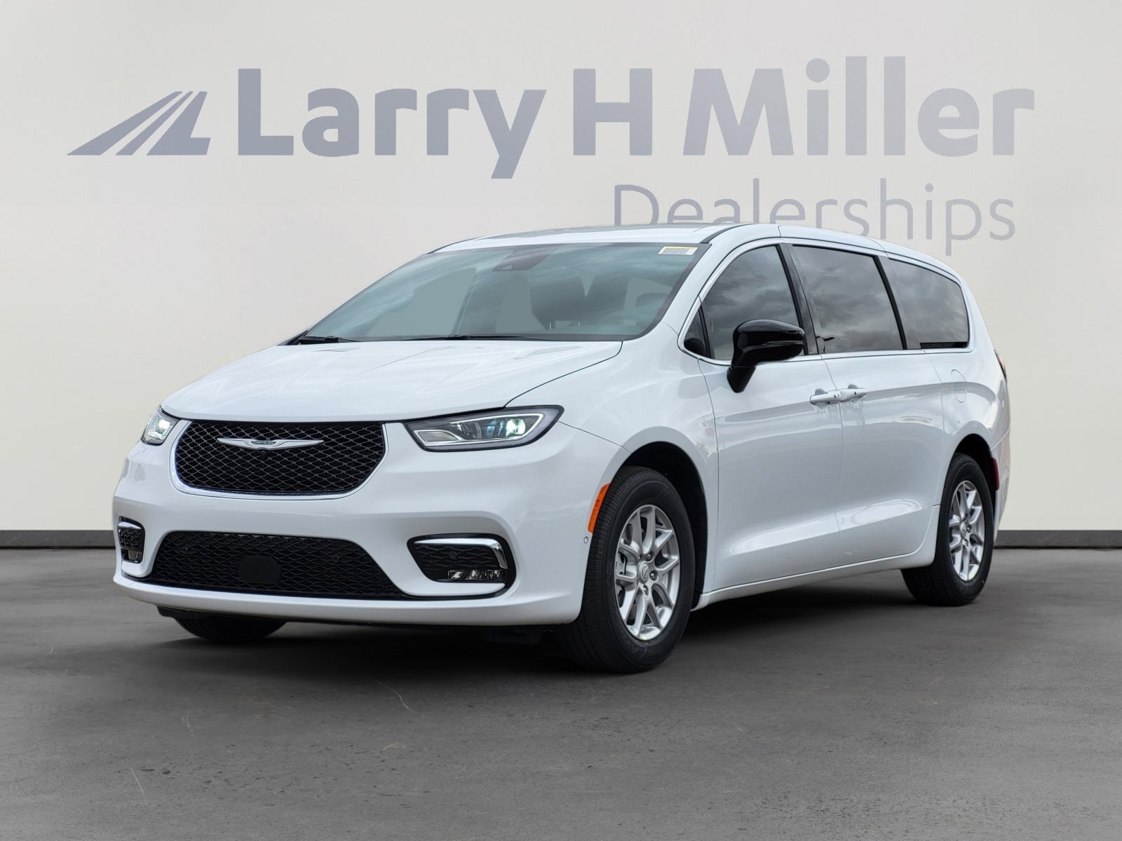 2026 Chrysler Pacifica Select's photo