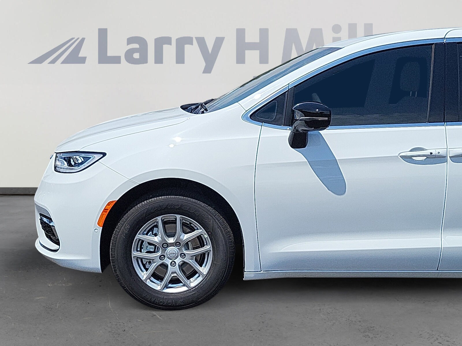 2025 Chrysler Pacifica photo 3