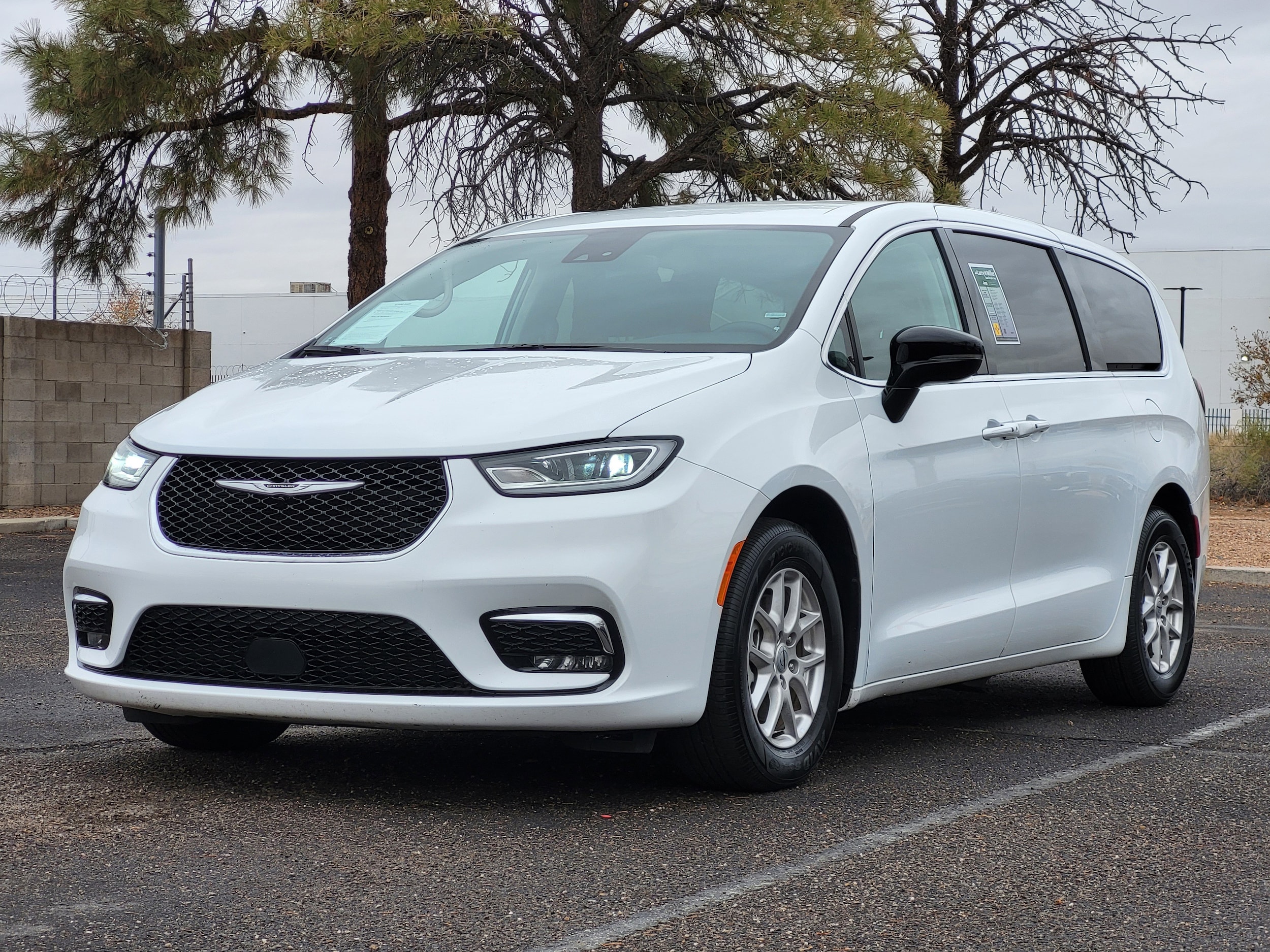 2024 Chrysler Pacifica Touring L's photo