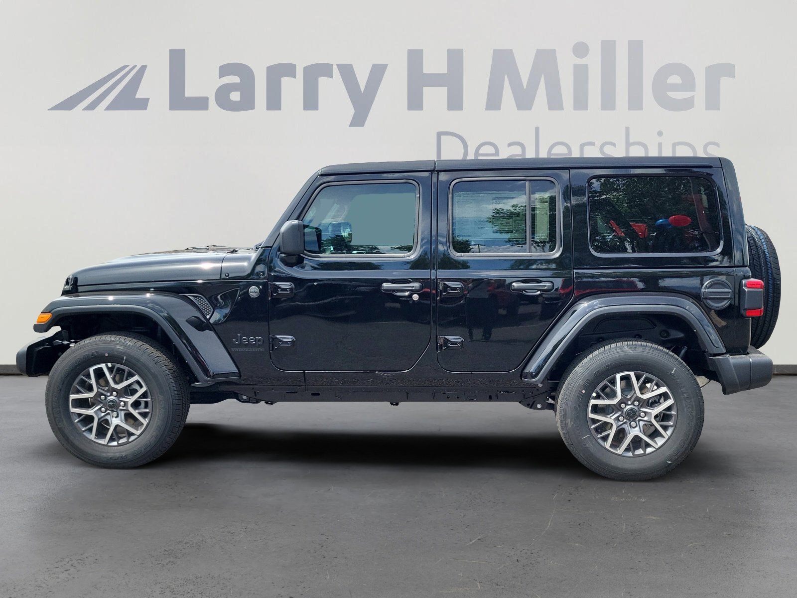 2025 Jeep Wrangler Sahara photo 2