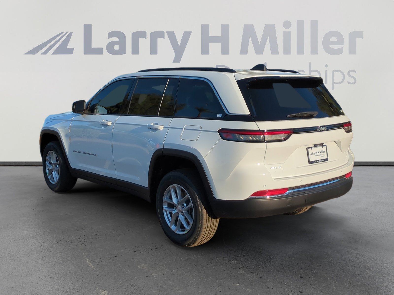 2025 Jeep Grand Cherokee Laredo X photo 3