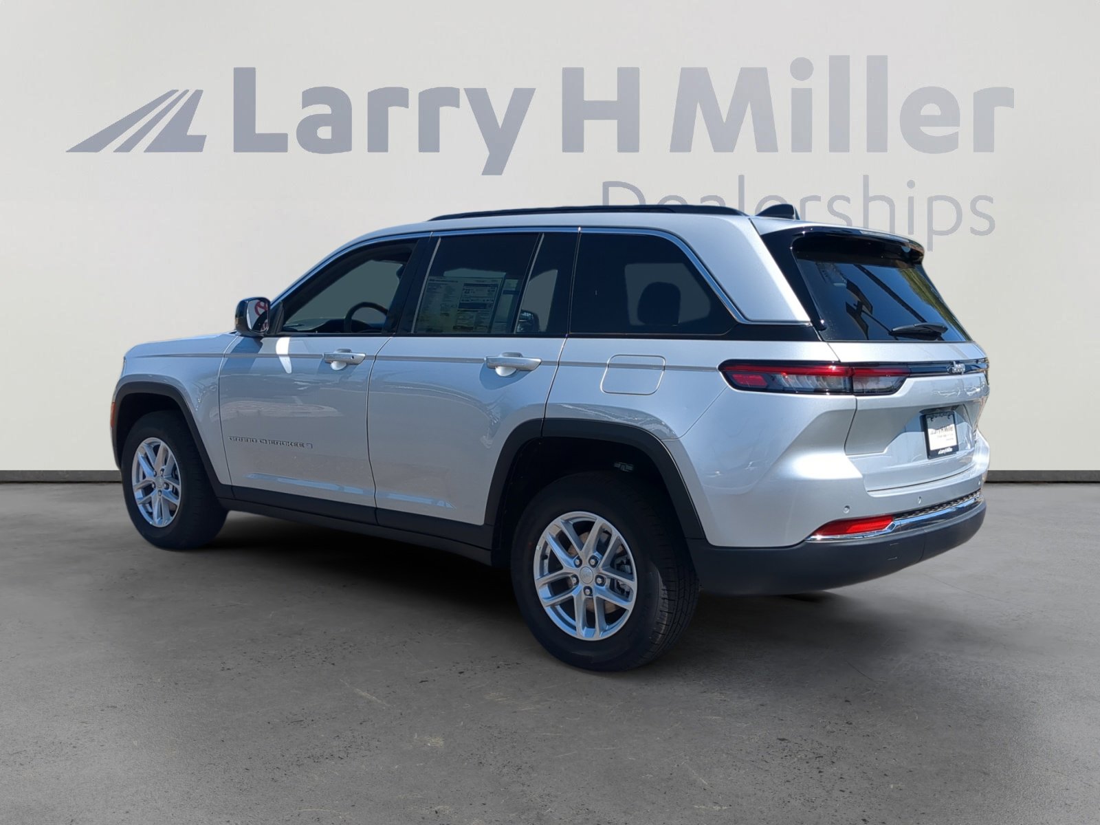 2025 Jeep Grand Cherokee Laredo X Sport photo 3