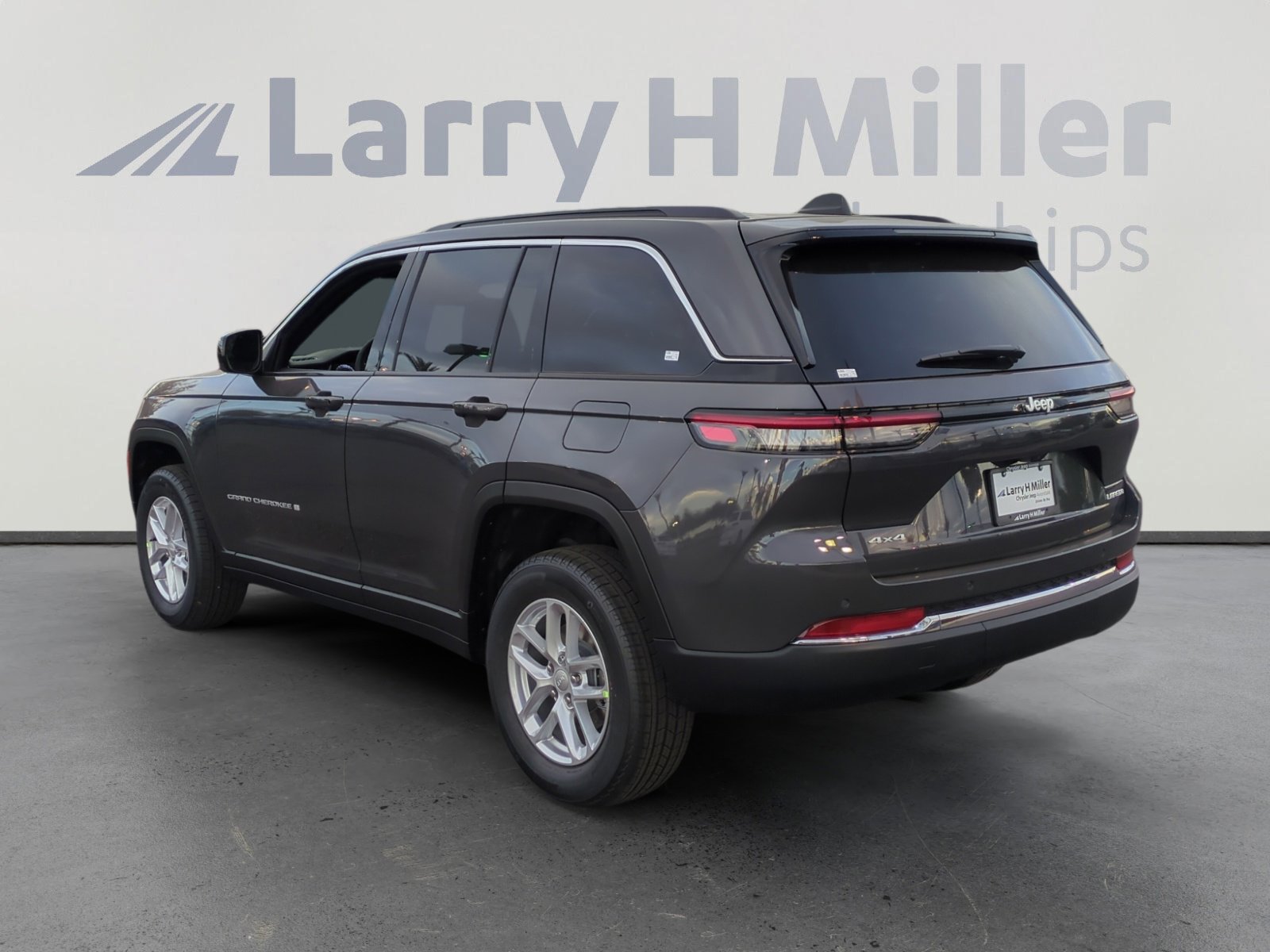 2025 Jeep Grand Cherokee Laredo X photo 3