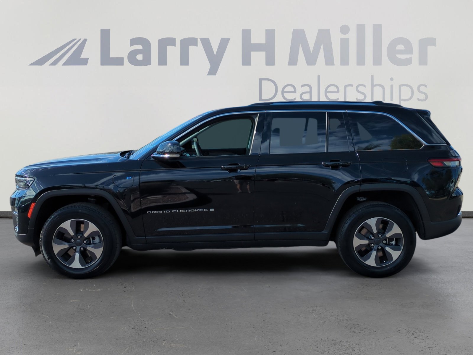 2022 Jeep Cherokee Limited 4xe photo 2