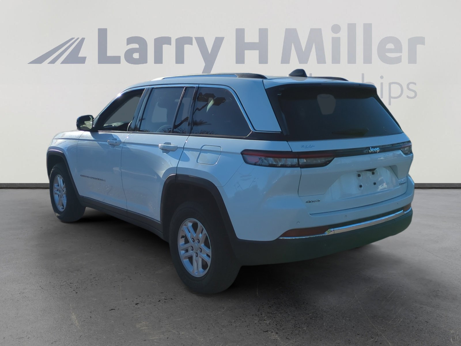 2023 Jeep Grand Cherokee Laredo photo 3