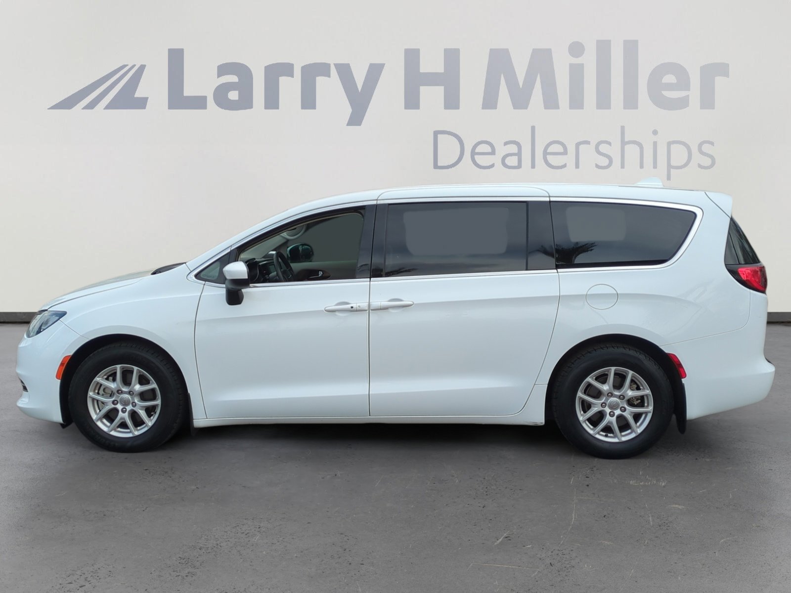 2017 Chrysler Pacifica LX photo 2
