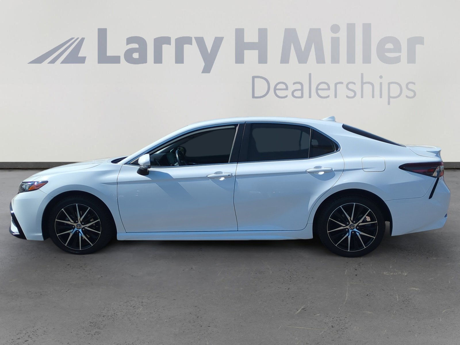 2022 Toyota Camry SE photo 2