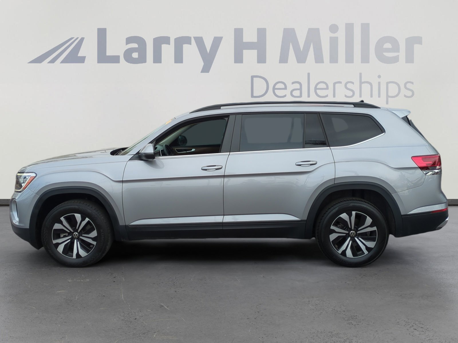 2024 Volkswagen Atlas SE photo 2
