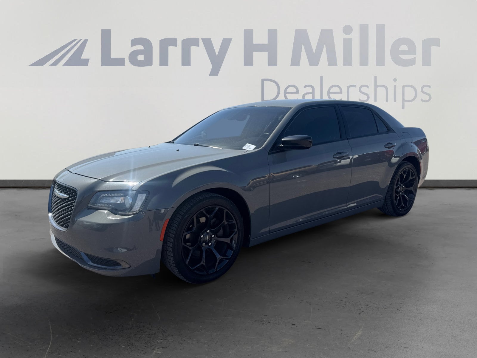 2019 Chrysler 300 Touring's photo