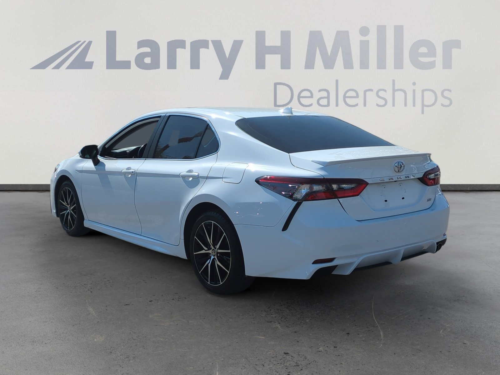 2022 Toyota Camry SE photo 3