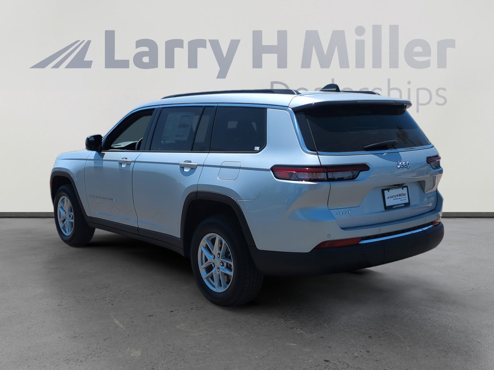 2025 Jeep Grand Cherokee Laredo Sport photo 2