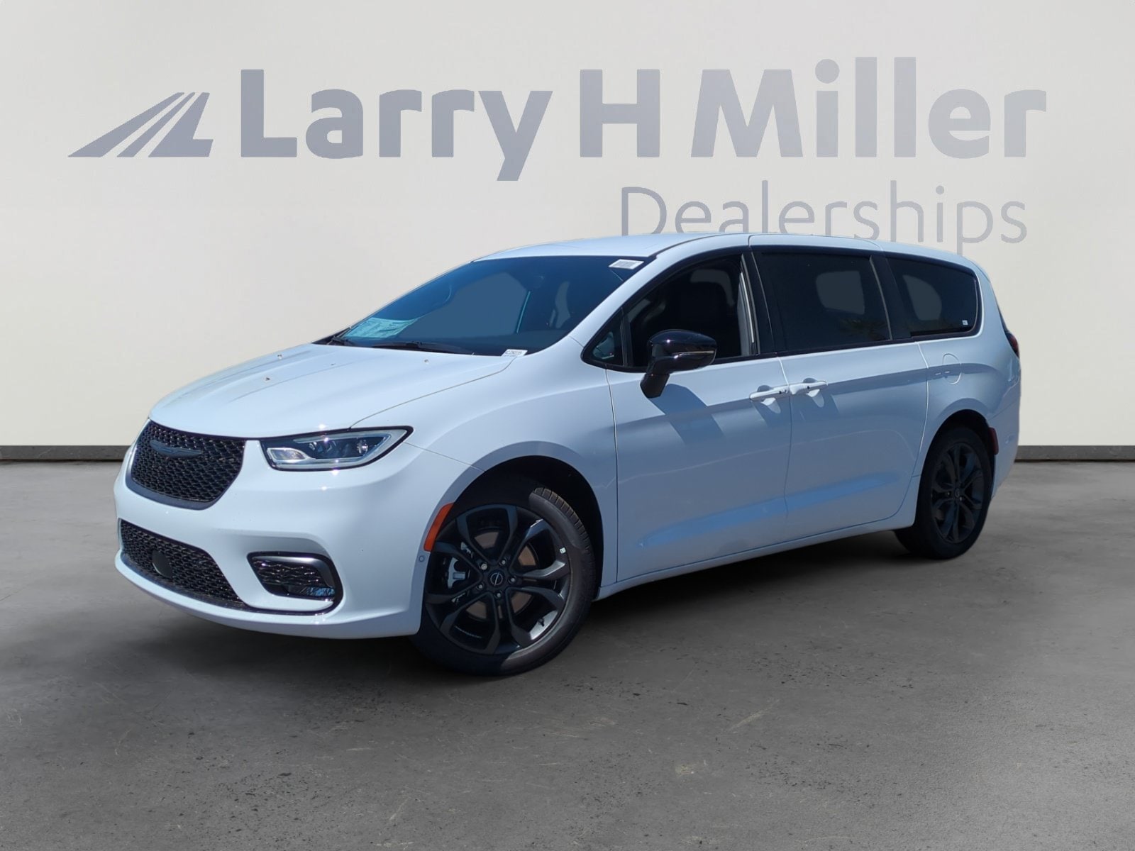 2026 Chrysler Pacifica Select's photo