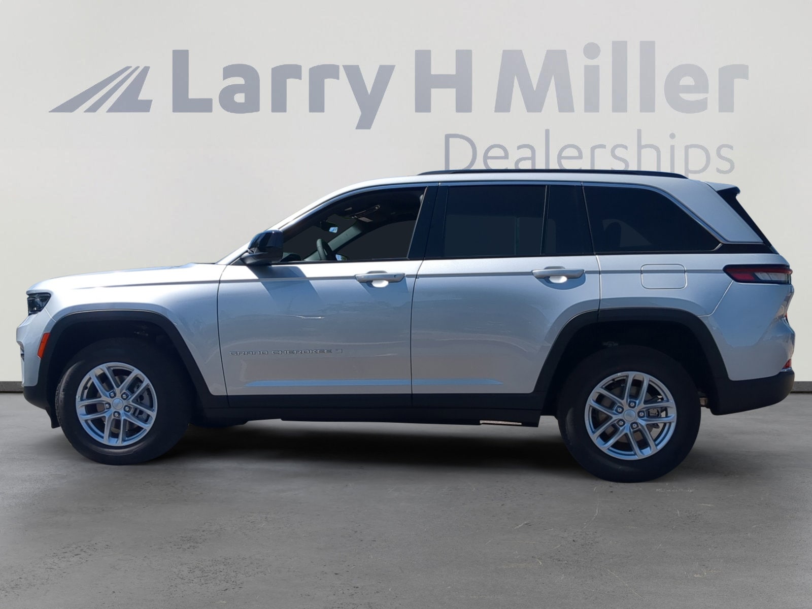 2025 Jeep Grand Cherokee Laredo X Sport photo 2