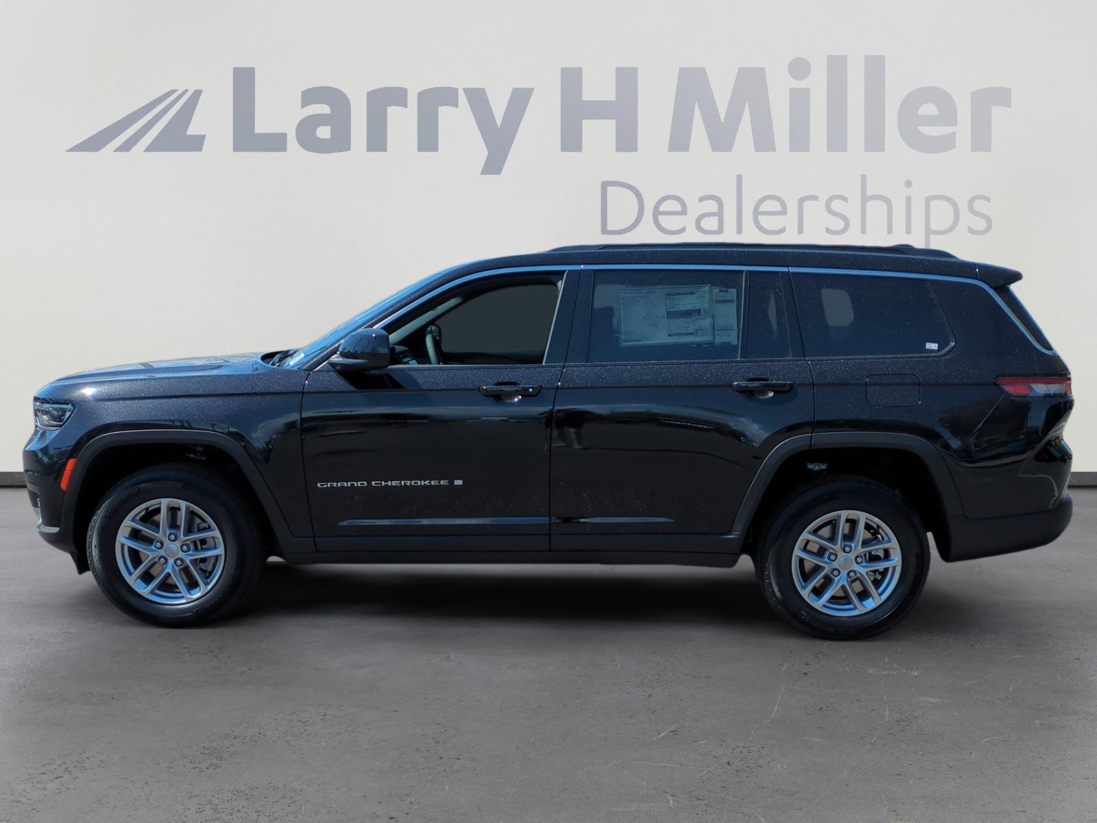 2025 Jeep Grand Cherokee Laredo Sport photo 2