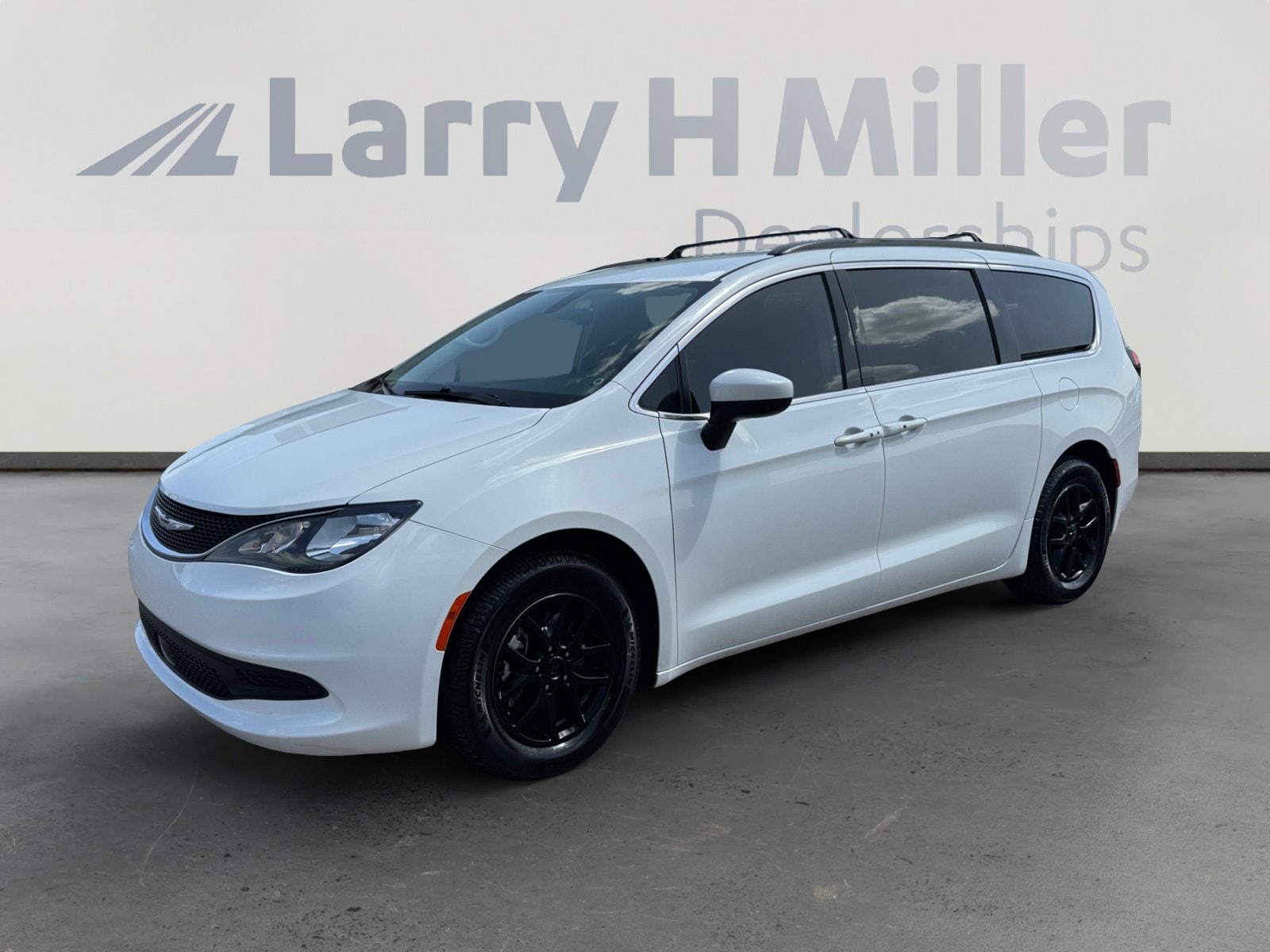 2021 Chrysler Voyager LXI's photo