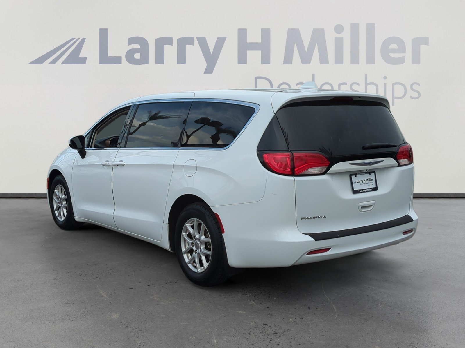 2017 Chrysler Pacifica LX photo 3