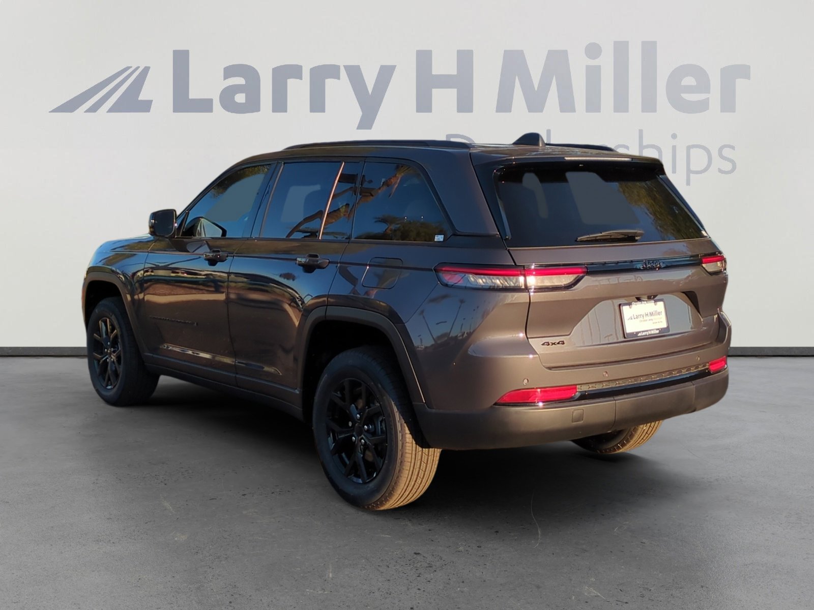 2025 Jeep Grand Cherokee Laredo Altitude photo 3