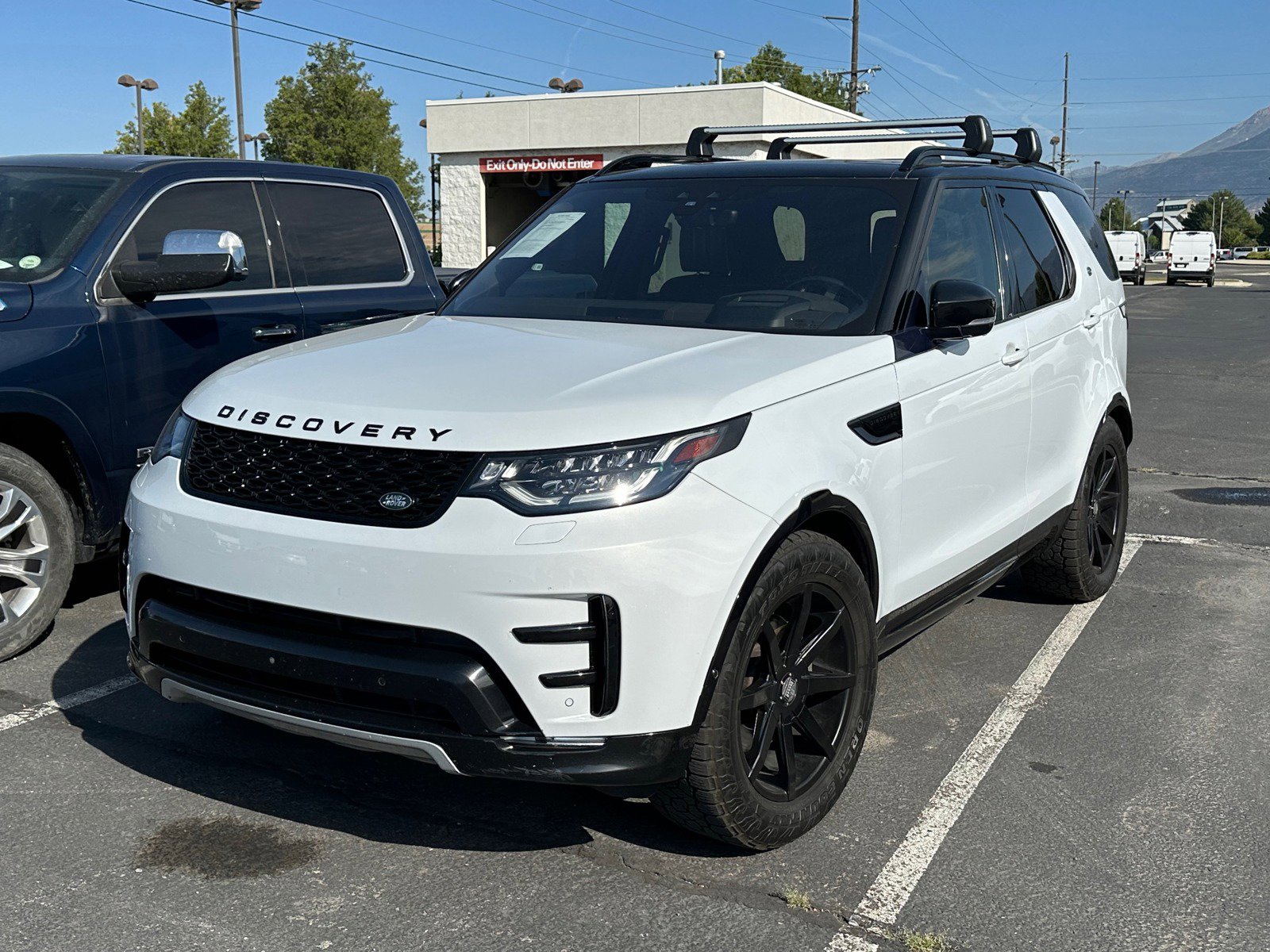 Used 2017 Land Rover Discovery HSE LUX with VIN SALRHBBK5HA021418 for sale in Provo, UT