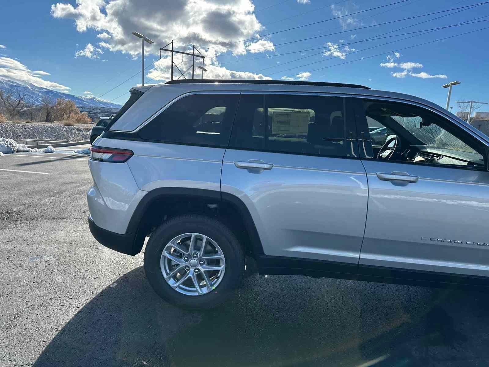 2025 Jeep Grand Cherokee Laredo X photo 5