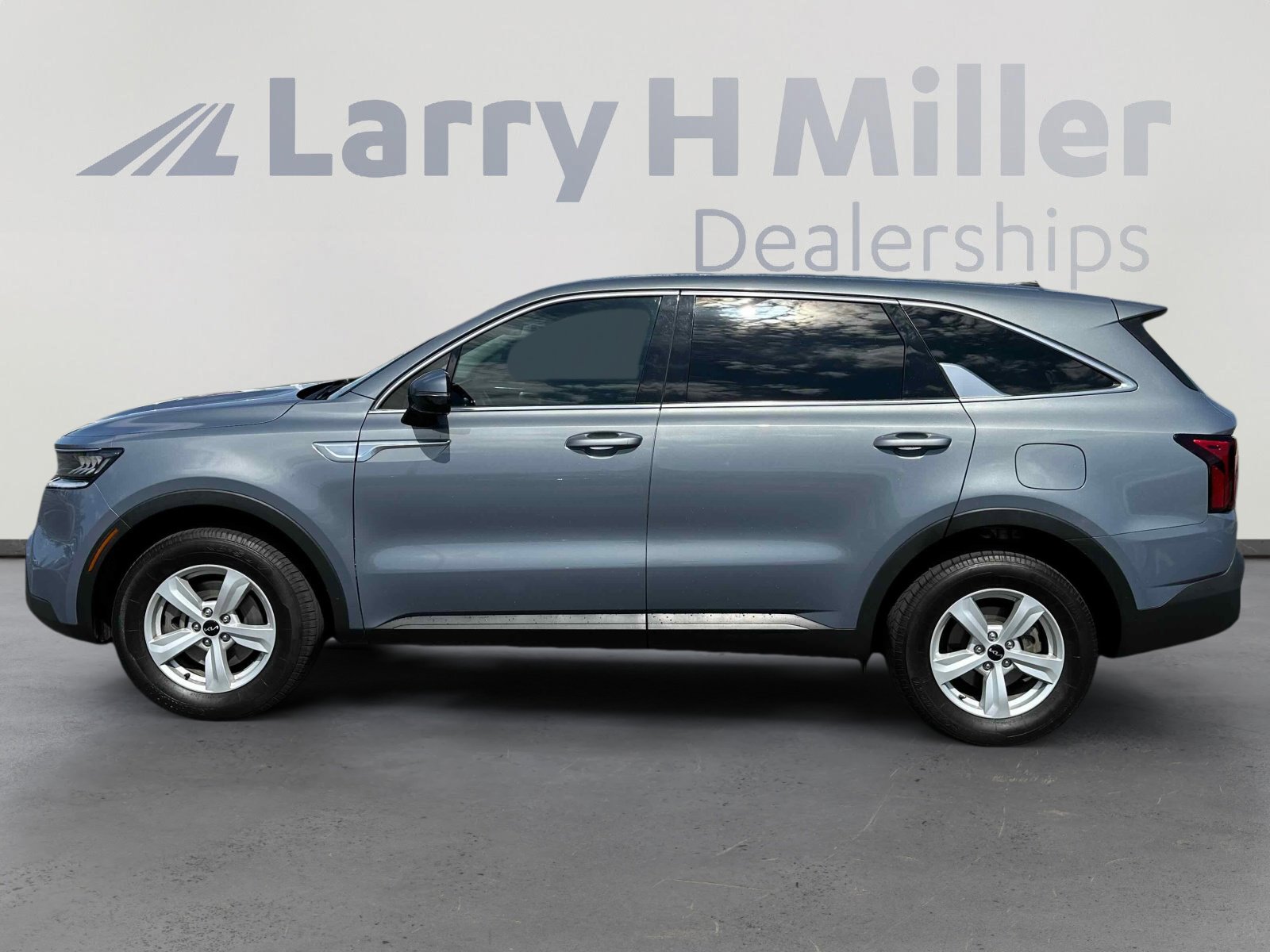2023 Kia Sorento LX photo 2
