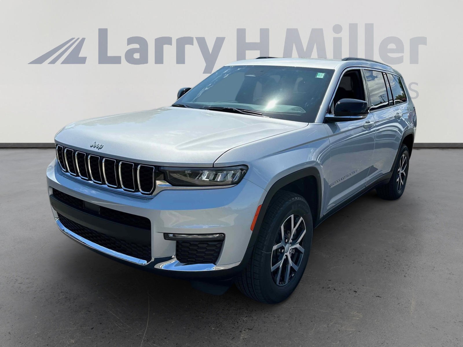 2025 Jeep Grand Cherokee Limited photo 3