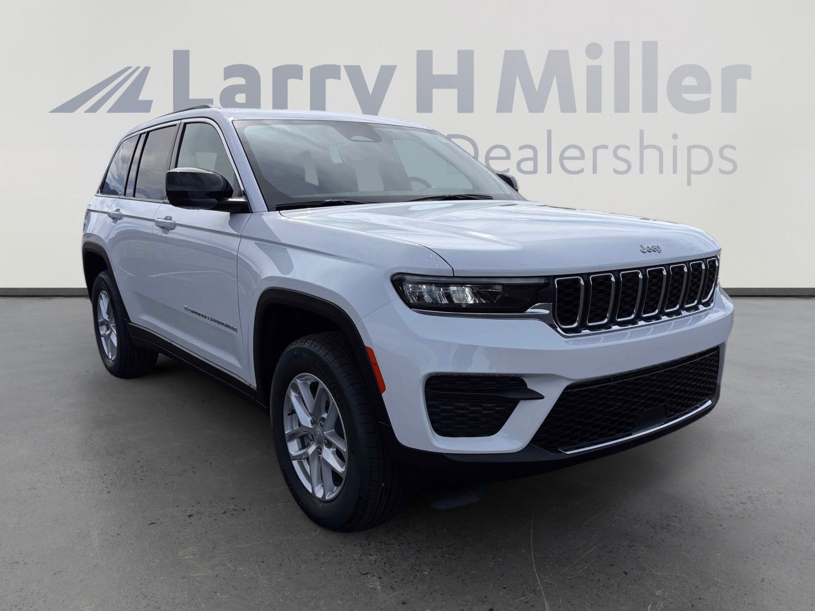 2025 Jeep Grand Cherokee Laredo X photo 3