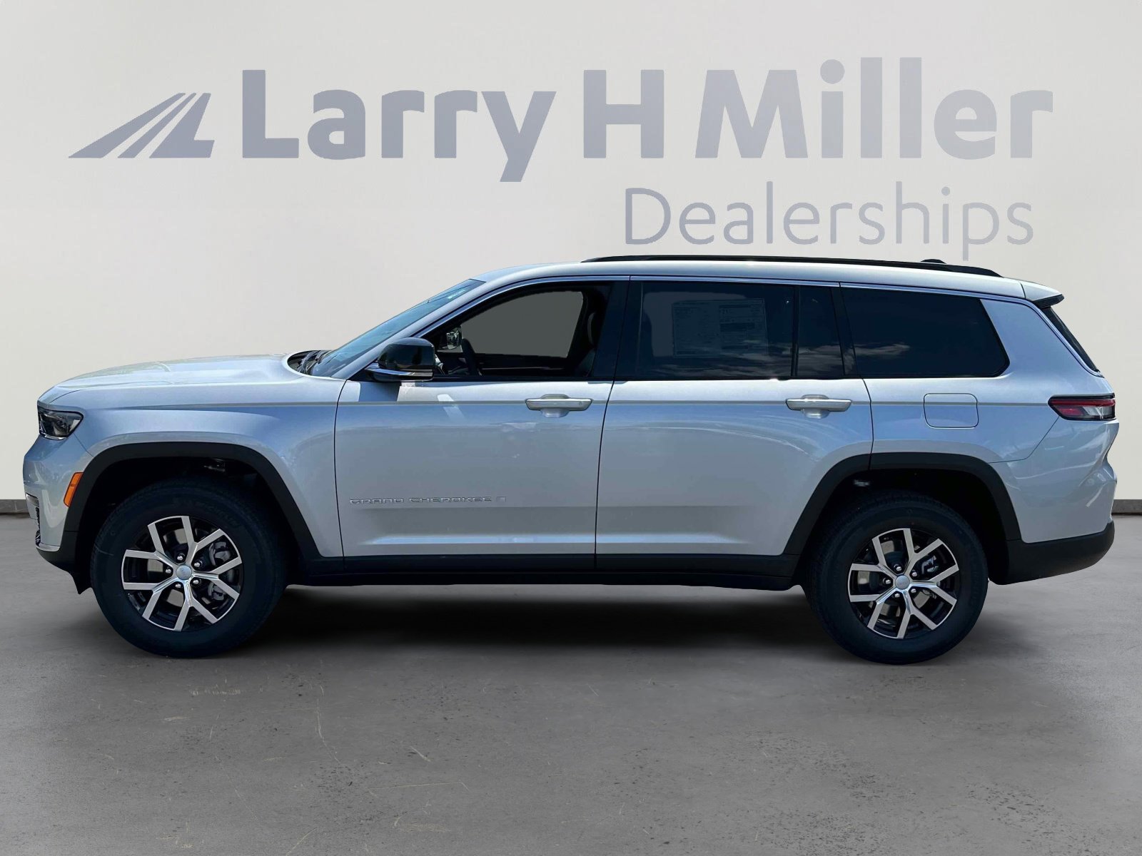 2025 Jeep Grand Cherokee Limited photo 2
