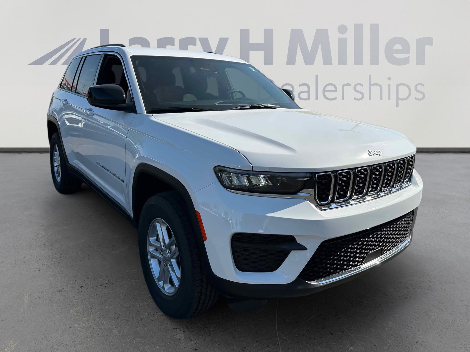 2025 Jeep Grand Cherokee Laredo photo 4