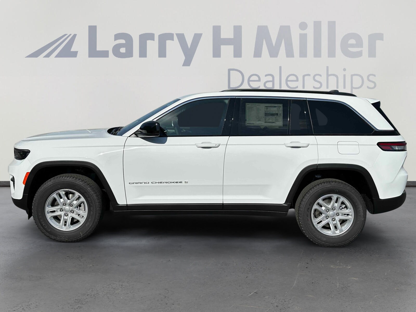 2025 Jeep Grand Cherokee Laredo photo 2