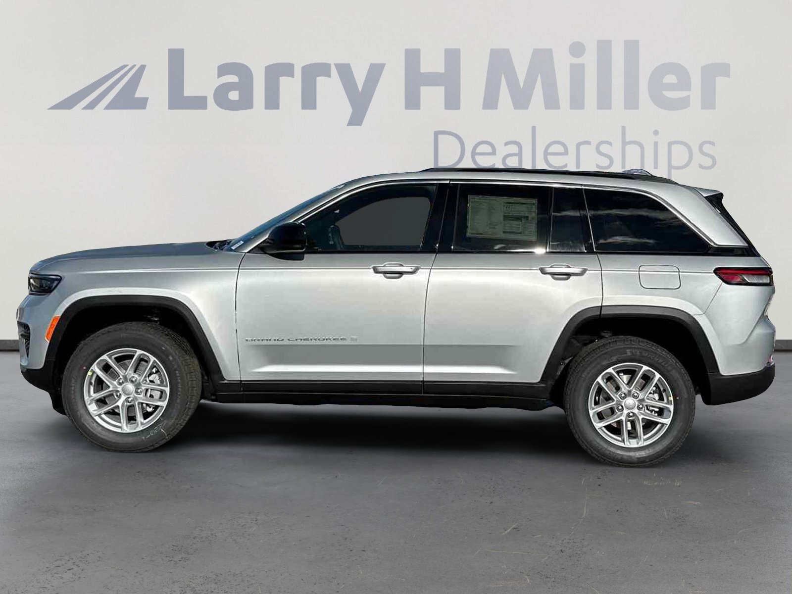 2025 Jeep Grand Cherokee Laredo X photo 2