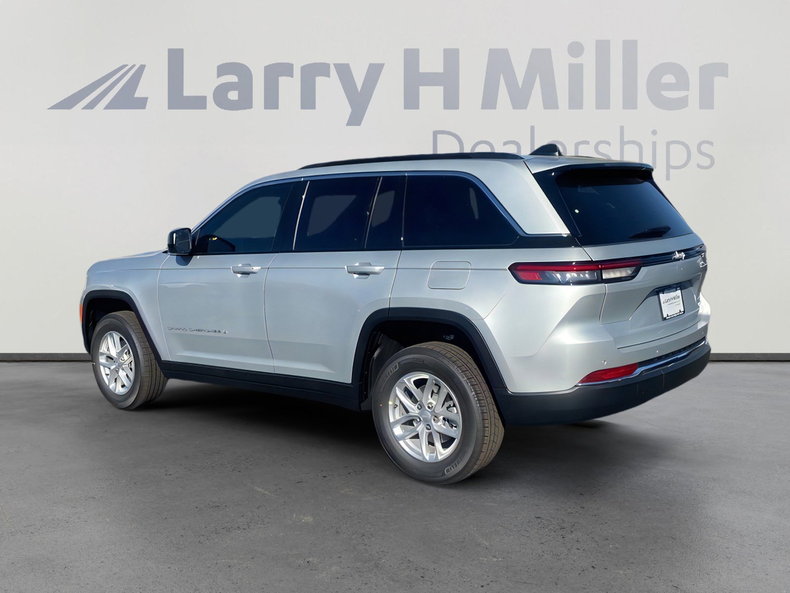 2025 Jeep Grand Cherokee Laredo X photo 2