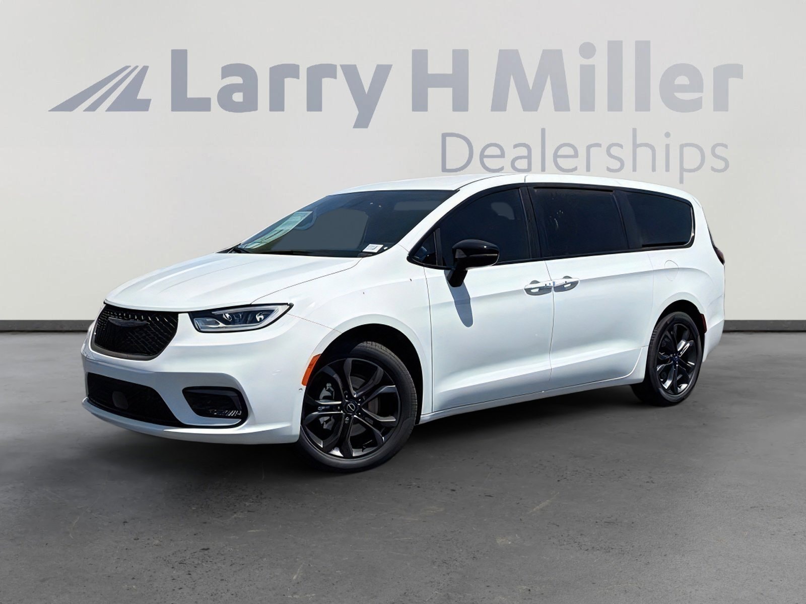 2026 Chrysler Pacifica Select's photo